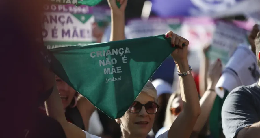 Manifestante protesntado contra PL do aborto