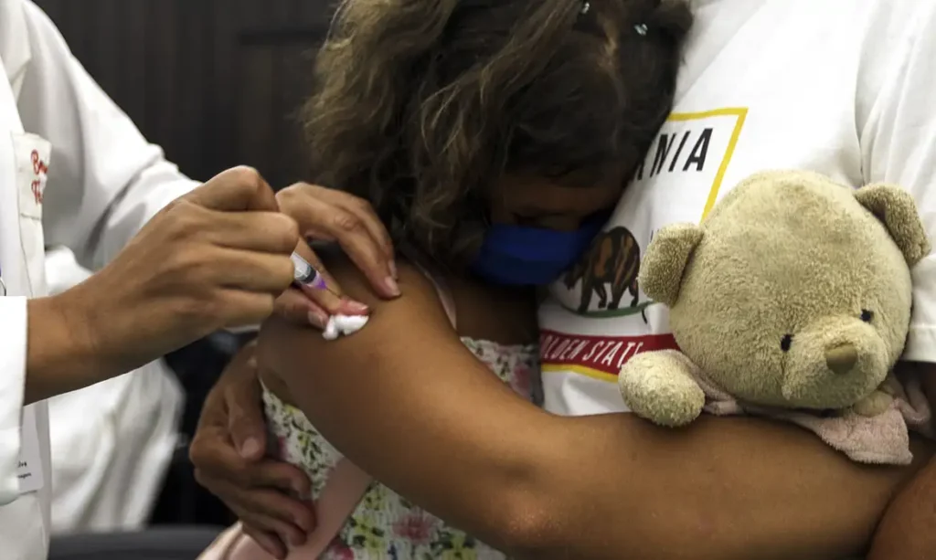 Criança vacinando