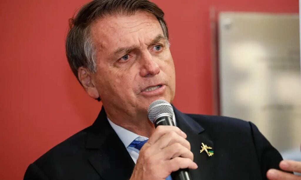 Bolsonaro diz que Ramagem paga um 'alto preso' por candidatura.