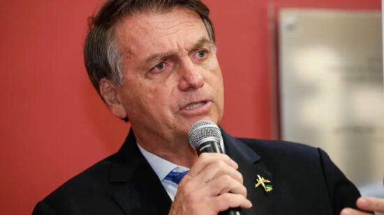 Bolsonaro diz que Ramagem paga um 'alto preso' por candidatura.