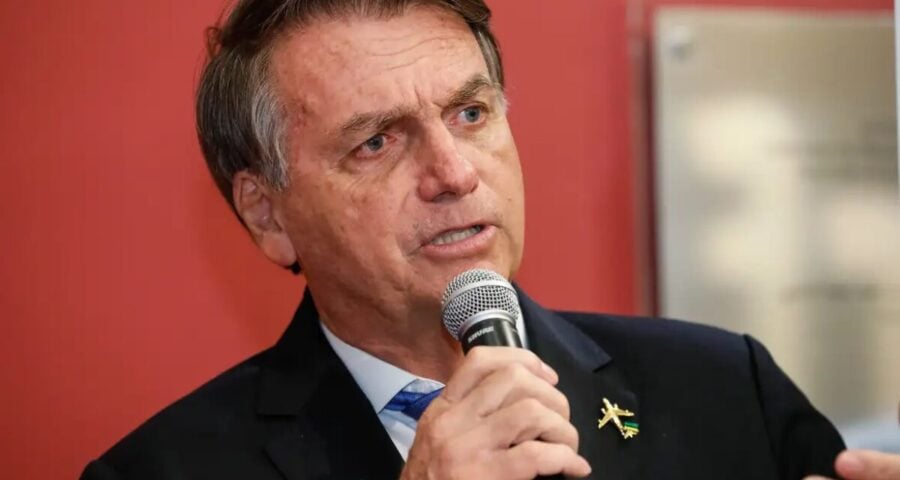 Bolsonaro diz que Ramagem paga um 'alto preso' por candidatura.