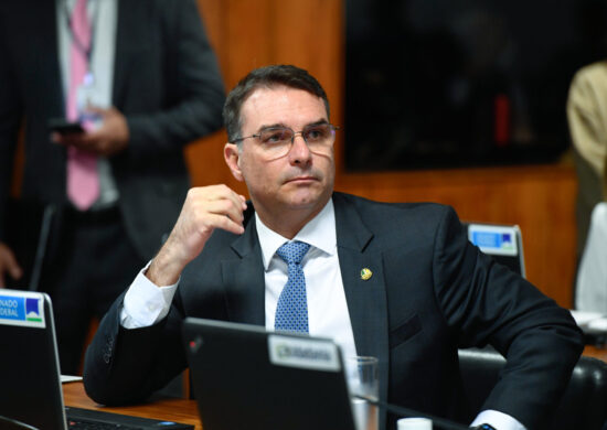 Flávio Bolsonaro ironiza popularidade de Lula.