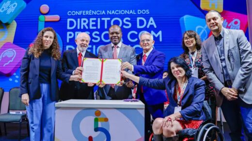 Lula anuncia a carteira nacional para pessoas com autismo.