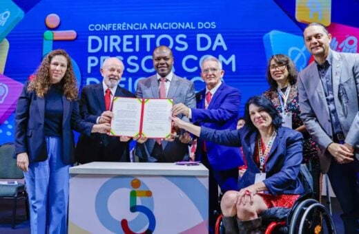 Lula anuncia a carteira nacional para pessoas com autismo.