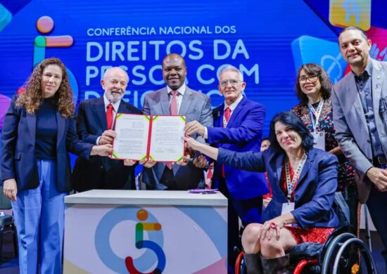 Lula anuncia a carteira nacional para pessoas com autismo.