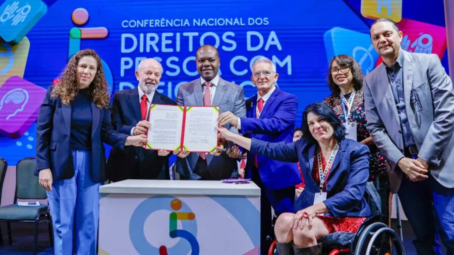 Lula anuncia a carteira nacional para pessoas com autismo.