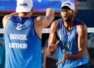  A dupla brasileira Evandro e Arthur Lanci garantiram sua segunda vitória na fase preliminar do vôlei de praia nas Olimpíadas de 2024.