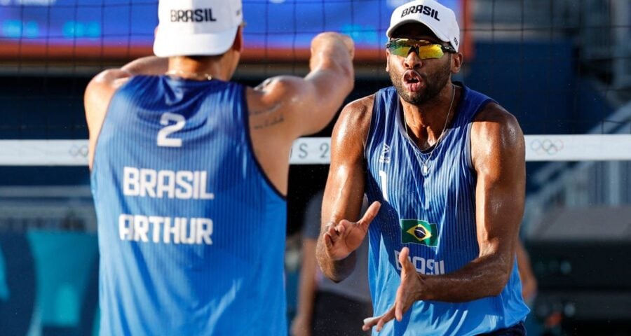  A dupla brasileira Evandro e Arthur Lanci garantiram sua segunda vitória na fase preliminar do vôlei de praia nas Olimpíadas de 2024.