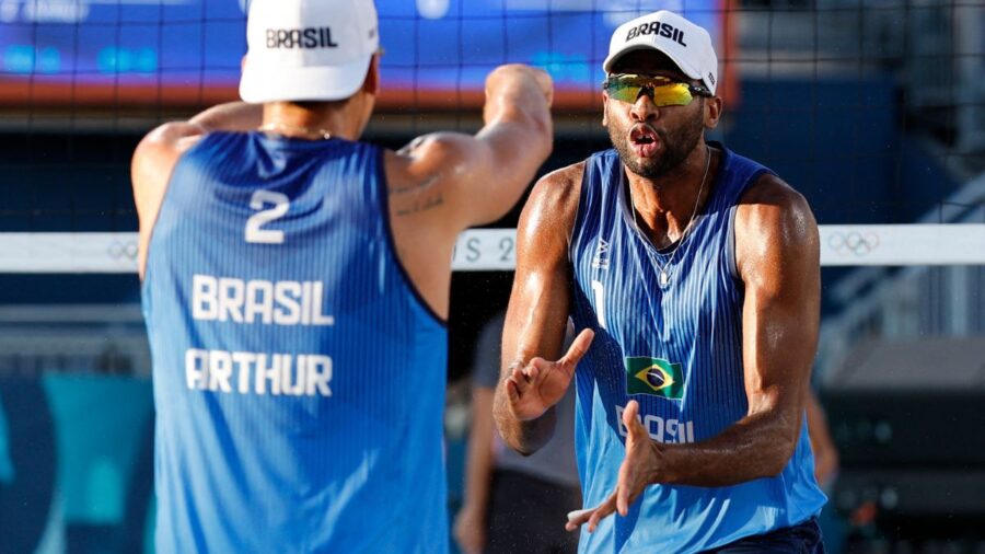  A dupla brasileira Evandro e Arthur Lanci garantiram sua segunda vitória na fase preliminar do vôlei de praia nas Olimpíadas de 2024.