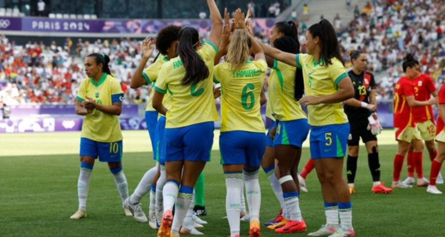 A seleção brasileira feminina de futebol perdeu por 2 a 0 para a Espanha nesta quarta-feira (31), no fim da fase de grupos das Olimpíadas de 2024.