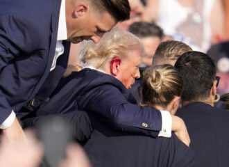 Trump é o levado às pressas pelo serviço de segurança - Foto: Gene J. Puskar/Associated Press/Estadão Conteúdo