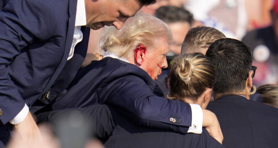 Trump é levado às pressas pelo serviço de segurança - Foto: Gene J. Puskar/Associated Press/Estadão Conteúdo