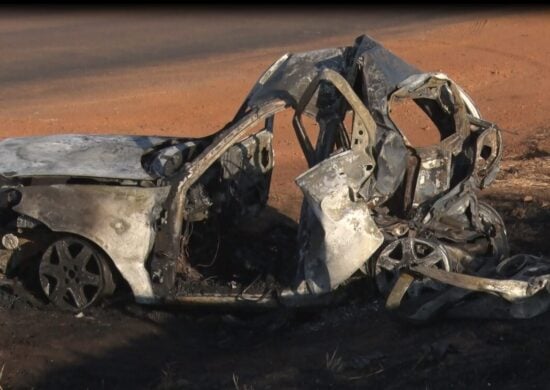 Carro pegou fogo e condutor morreu carbonizado - Foto: Reprodução/TV Norte Tocantins