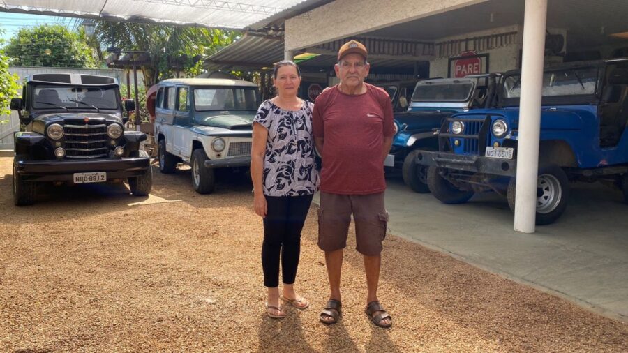 Aposentado monta garagem com coleção de carros antigos em Vilhena