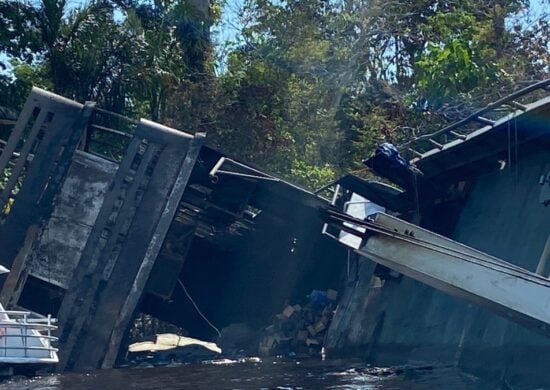 Barco-incendiado-Manaus