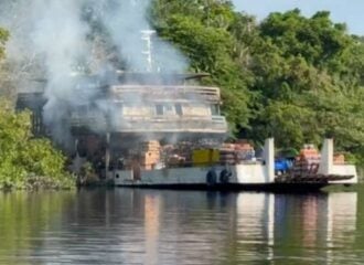 Busca por desaparecidos em incêndio em barco no AM é retomada