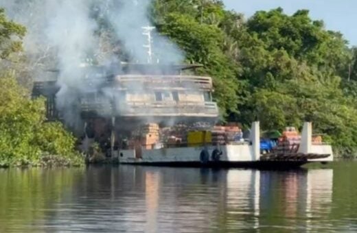 Busca por desaparecidos em incêndio em barco no AM é retomada