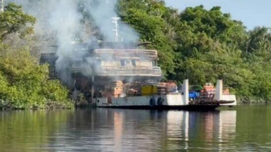 Busca por desaparecidos em incêndio em barco no AM é retomada