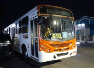Suspeito de assalto é espancado por passageiros de ônibus, em Manaus