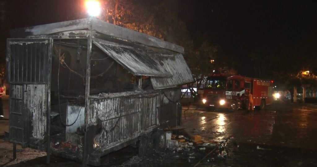 Trailer de lanches pegou fogo e ficou totalmente destruído - Foto: Elias Viana