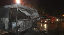 Trailer de lanches pegou fogo e ficou totalmente destruído - Foto: Elias Viana