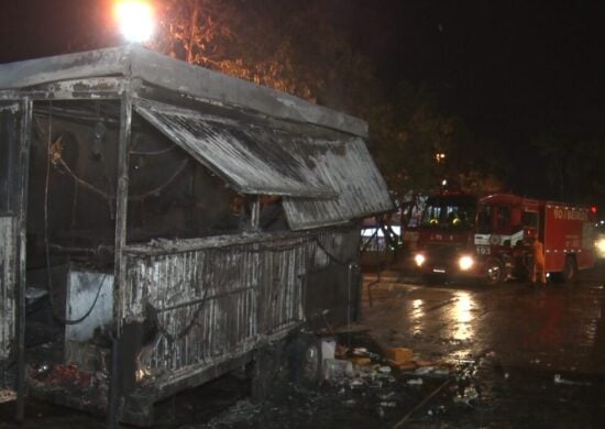 Trailer de lanches pegou fogo e ficou totalmente destruído - Foto: Elias Viana