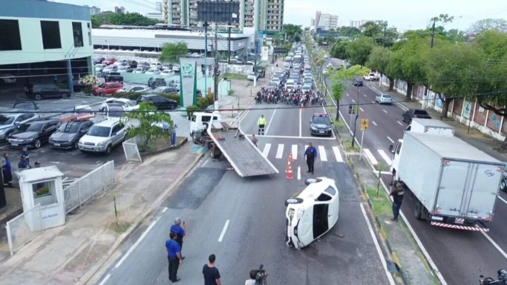 Carro capota na avenida Djalma Batista