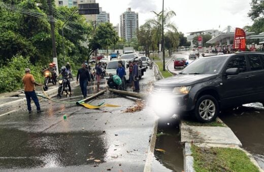 Carro colide contra poste em avenida de Manaus durante chuva