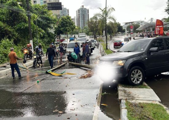 Carro colide contra poste em avenida de Manaus durante chuva