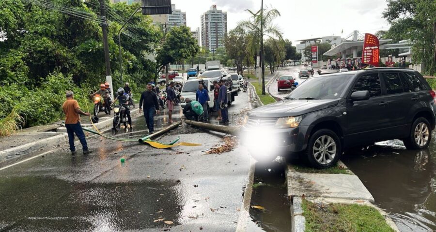 Carro colide contra poste em avenida de Manaus durante chuva