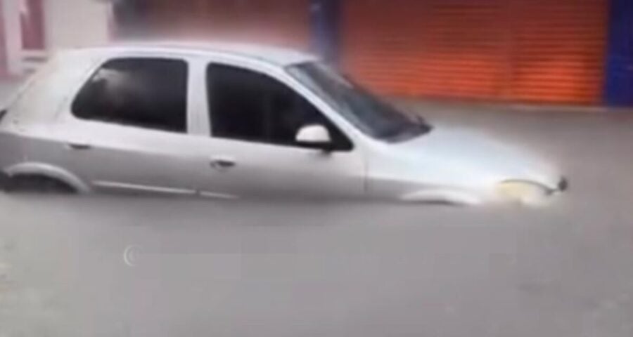 Carro fica submerso por causa de forte chuva