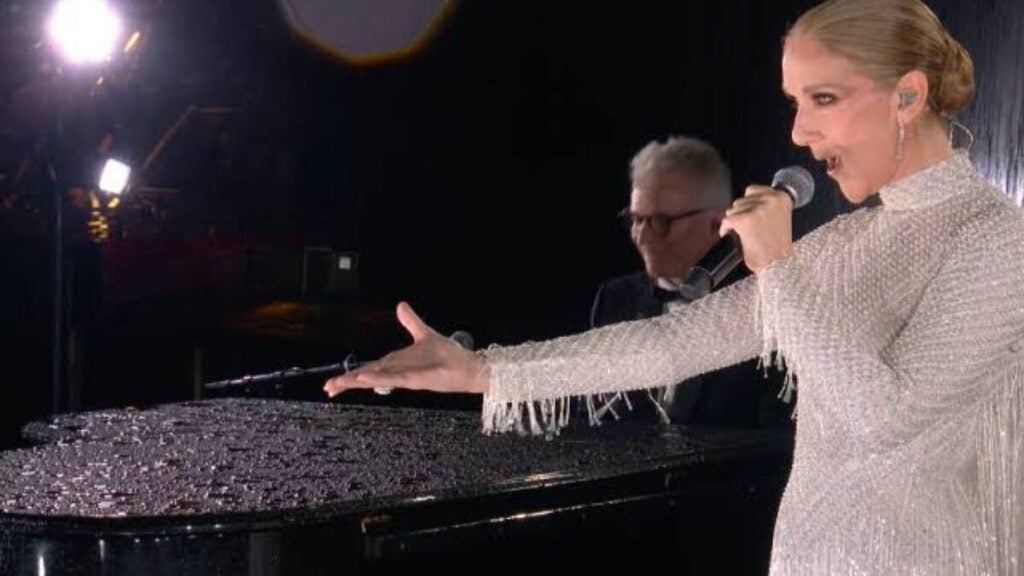A cantora performou logo após o acendimento da pira olímpica aos pés da Torre Eiffel.