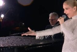A cantora performou logo após o acendimento da pira olímpica aos pés da Torre Eiffel.