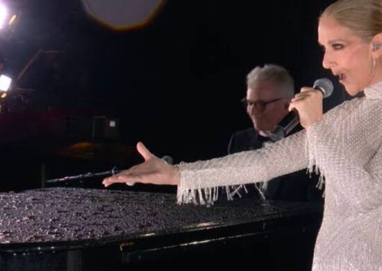 A cantora performou logo após o acendimento da pira olímpica aos pés da Torre Eiffel.