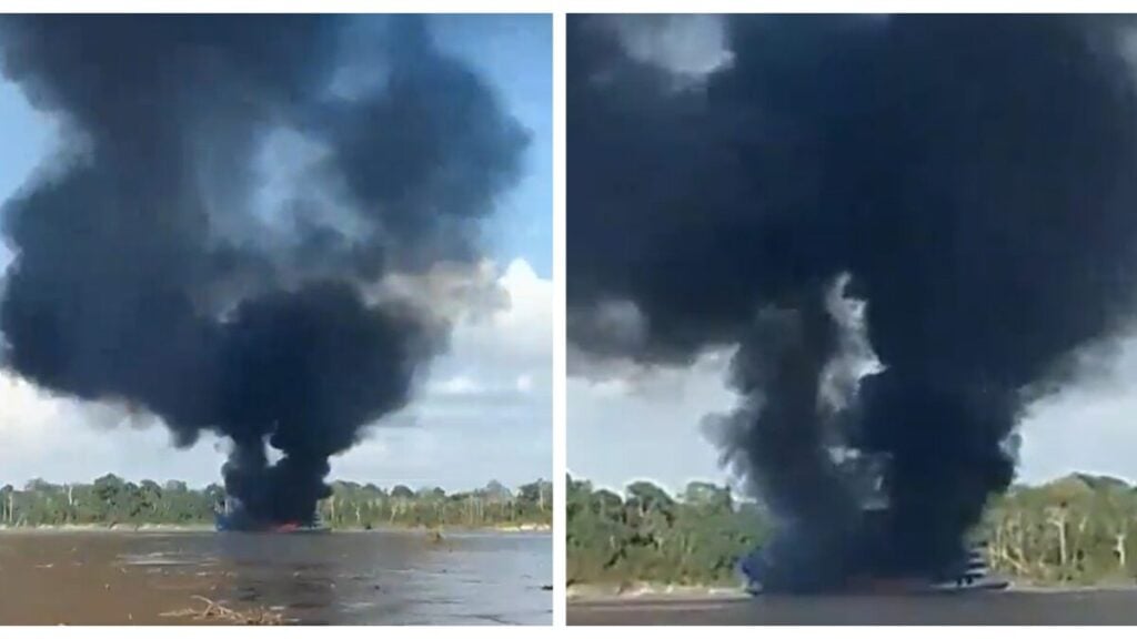 Barco pega fogo e passageiros vivem momentos de pânico - Foto: Reprodução/WhatsApp
