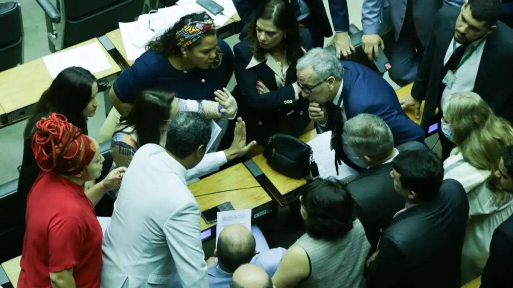O texto perdoa partidos que não cumpriram cotas raciais ou de gênero nas eleições - Foto: Lula Marques/Agência Brasil