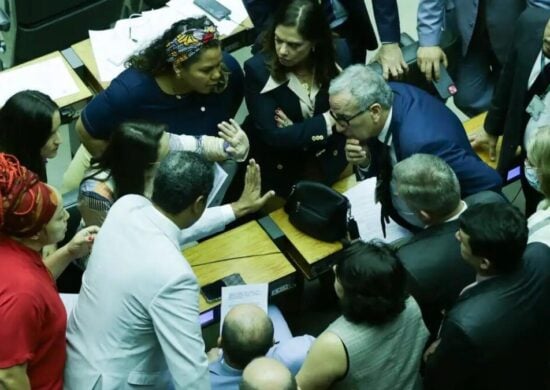 O texto perdoa partidos que não cumpriram cotas raciais ou de gênero nas eleições - Foto: Lula Marques/Agência Brasil