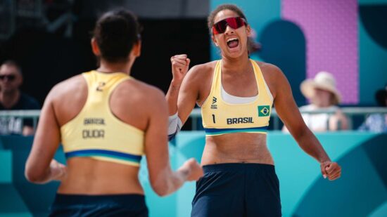 Duda e Ana Patrícia se garantem nas oitavas do vôlei de praia.