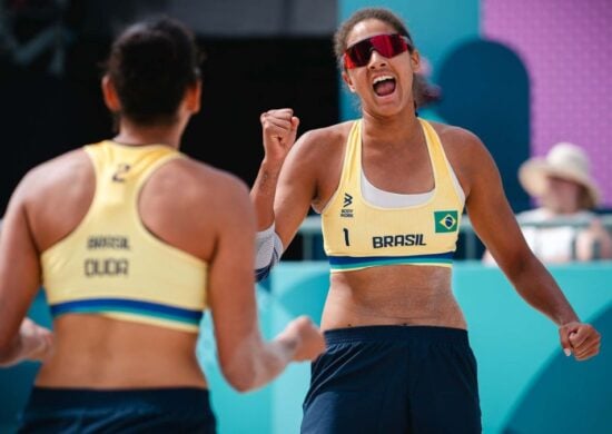 Duda e Ana Patrícia se garantem nas oitavas do vôlei de praia.