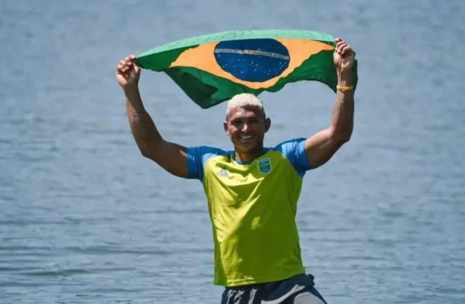 Entre todos os portas-bandeiras, o Brasil foi representado pela dupla formada pelo canoísta Isaquias Queiroz e a jogadora de rugby Raquel Kochhann.