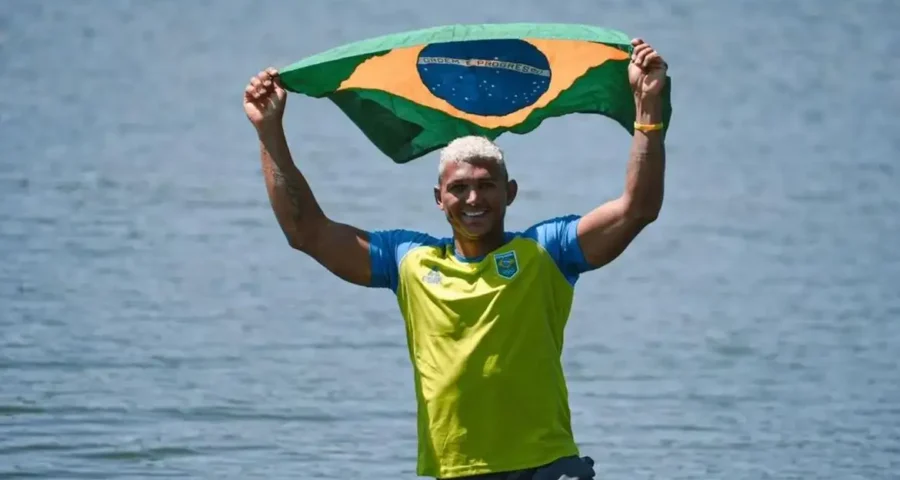 Entre todos os portas-bandeiras, o Brasil foi representado pela dupla formada pelo canoísta Isaquias Queiroz e a jogadora de rugby Raquel Kochhann.