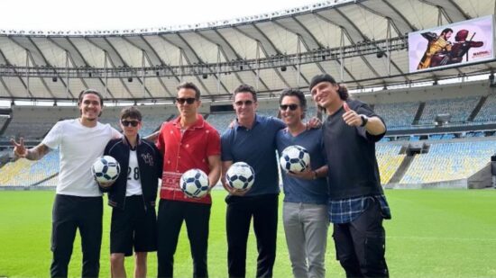 Pedro e David Luiz receberam Ryan Reynolds e Hugh Jackman no Maracanã - Foto: Reprodução / Instagram @vancityreynolds