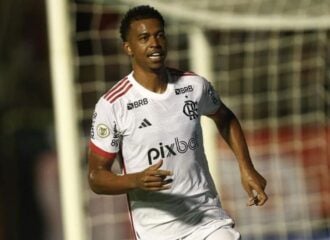 Carlinhos fez o gol da vitória do Flamengo, que subiu na tabela do Brasileirão - Foto: Gilvan de Souza / CRF