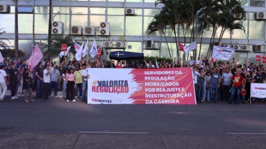 Servidores decidem paralisar serviços essenciais por 48 horas.