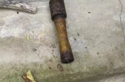 Idosa usa granada por 20 anos como se fosse martelo na China