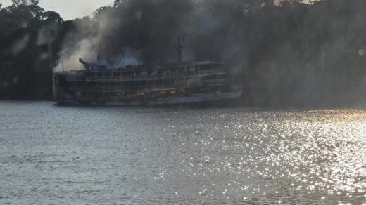 Incendio-barco-Uarini-Amazonas