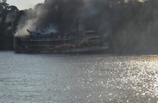 Incendio-barco-Uarini-Amazonas
