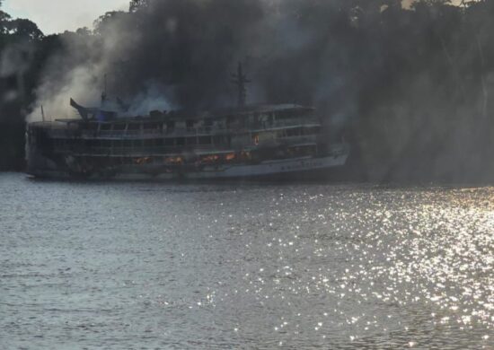 Incendio-barco-Uarini-Amazonas