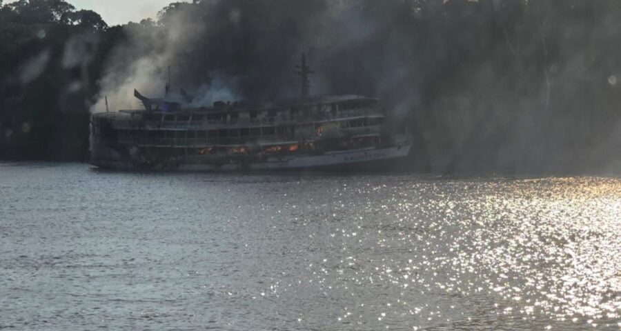 Incendio-barco-Uarini-Amazonas