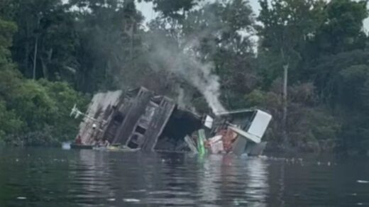 Incendio-em-barco-no-Amazonas